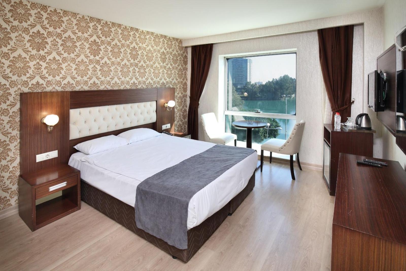 Adana Taskoeprue Hotel Exteriér fotografie
