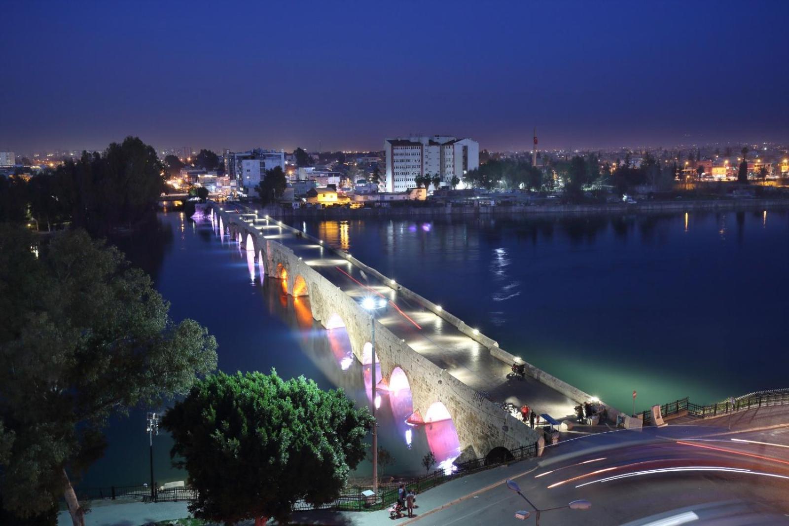 Adana Taskoeprue Hotel Exteriér fotografie