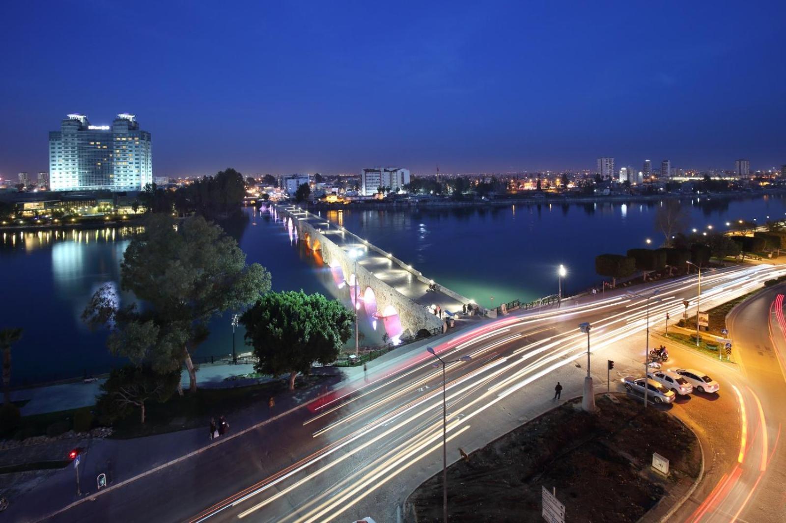 Adana Taskoeprue Hotel Exteriér fotografie