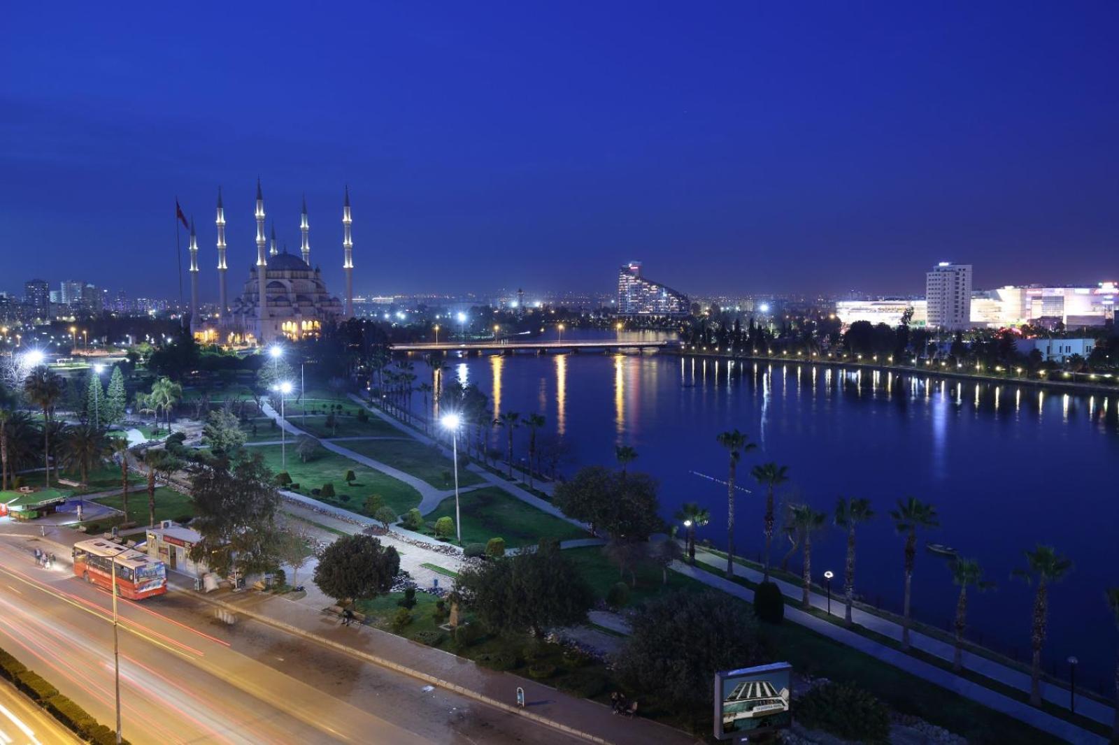 Adana Taskoeprue Hotel Exteriér fotografie
